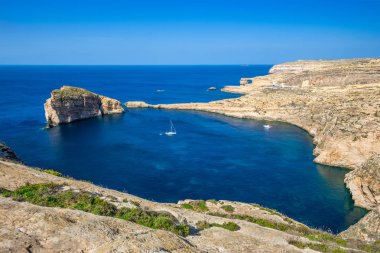 Gozo, Malta - mantar kaya, Azure pencere ve yelkenli ile Dwejra Körfezi'nin panoramik manzarası görünümü güzel sıcak yaz gününde