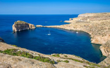 Gozo, Malta - mantar kaya, Azure pencere ve yelkenli ile Dwejra Körfezi'nin panoramik manzarası görünümü güzel sıcak yaz gününde