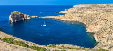 Gozo, Malta - mantar kaya, Azure pencere ve yelkenli ile Dwejra Körfezi'nin panoramik manzarası görünümü güzel sıcak yaz gününde