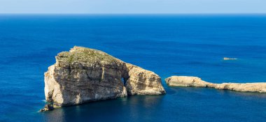 Gozo, Malta - berrak mavi deniz suyu ve gökyüzü ile bir güzel sıcak yaz gününde Gozo Adası ünlü mantar kayada