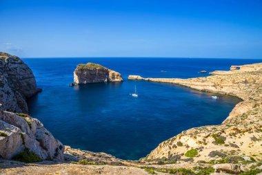 Gozo, Malta - mantar kaya, Azure pencere ve yelkenli ile Dwejra Körfezi'nin panoramik manzarası görünümü güzel sıcak yaz gününde