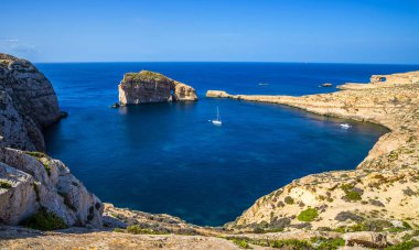 Gozo, Malta - mantar kaya, Azure pencere ve yelkenli ile Dwejra Körfezi'nin panoramik manzarası görünümü güzel sıcak yaz gününde