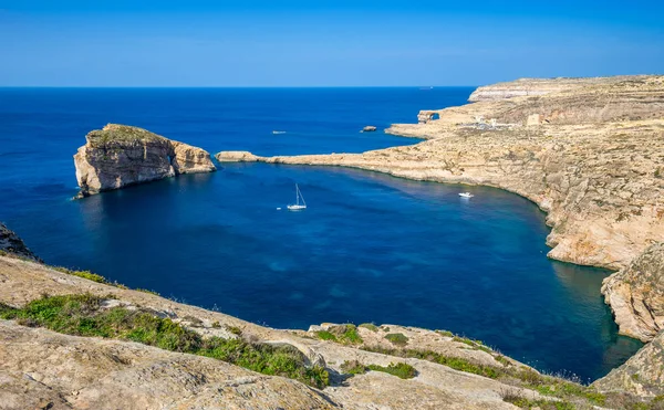 Гозо, Мальта - Панорамный вид на залив Двейра с грибковой скалой, лазурным окном и парусником в жаркий летний день — стоковое фото