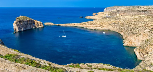 Gozo, Málta - panorámás skyline view Fungus Rock, Azure ablak és vitorlás hajó Dwejra-öböl egy szép forró nyári napon — Stock Fotó