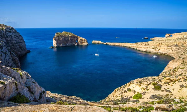 Gozo, Málta - panorámás skyline view Fungus Rock, Azure ablak és vitorlás hajó Dwejra-öböl egy szép forró nyári napon — Stock Fotó