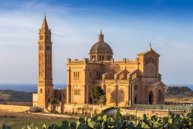 Gozo, Malta - Blessed Virgin Ta Ulusal tapınak Bazilikası ' Pinu bir yaz gününde açık mavi gökyüzü ile batımında