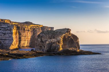 Gozo, Malta - gün batımında Dwejra koyunda Gozo Adası ünlü mantar kayada