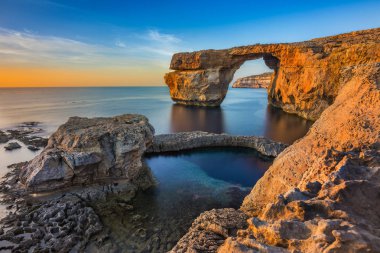 Gozo, Malta - güzel Azure pencere doğal bir kemer ve ünlü dönüm noktası üzerinde günbatımında Gozo Adası