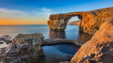 Gozo, Malta - güzel Azure pencere doğal bir kemer ve ünlü dönüm noktası üzerinde günbatımında Gozo Adası