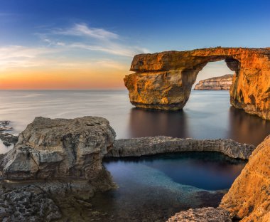Gozo, Malta - günbatımı güzel Azure pencerede doğal bir kemer ve ünlü dönüm noktası Gozo Adası