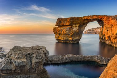 Gozo, Malta - günbatımı güzel Azure pencerede doğal bir kemer ve ünlü dönüm noktası Gozo Adası
