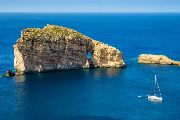 Gozo, Malta - L'incredibile roccia fungina nella baia di Dwejra con barca a vela, acqua blu del mare e cielo in una bella giornata estiva — Foto Stock