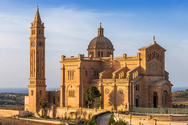 Gozo, Malta - A Basílica do Santuário Nacional da Bem-Aventurada Virgem de Ta 'Pinu ao pôr-do-sol com céu azul claro em um dia de verão — Fotografia de Stock