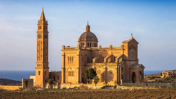 Gozo, Malta - A Basílica do Santuário Nacional da Bem-Aventurada Virgem de Ta 'Pinu ao pôr-do-sol com céu azul claro em um dia de verão — Fotografia de Stock