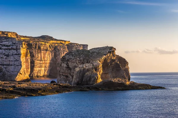 Gozo, Málta - a Dwejra-öbölben, naplementekor Gozo szigetén a híres generális-szikla — Stock Fotó