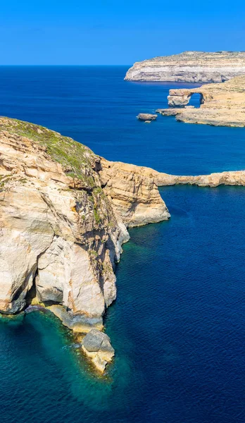 Gozo, Malta - The Rock grzyb i Azure Window o Dwejra bay w piękny letni dzień wodą morską błękitne niebo — Zdjęcie stockowe