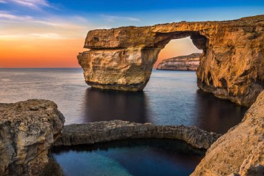 Gozo, Malta - güzel Azure pencere doğal bir kemer ve ünlü dönüm noktası üzerinde günbatımında Gozo Adası
