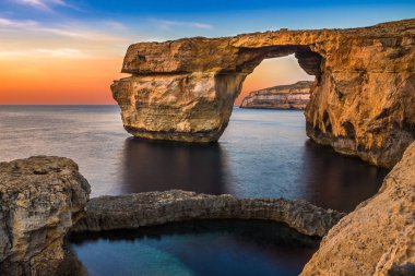 Gozo, Malta - güzel Azure pencere doğal bir kemer ve ünlü dönüm noktası üzerinde günbatımında Gozo Adası