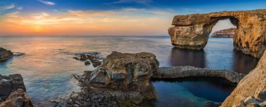 Gozo, Malta - panoramik manzaralı güzel Azure pencere, doğal bir kemer ve ünlü dönüm noktası üzerinde günbatımında Gozo Adası