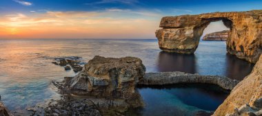 Gozo, Malta - panoramik manzaralı güzel Azure pencere, doğal bir kemer ve ünlü dönüm noktası üzerinde günbatımında Gozo Adası