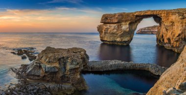 Gozo, Malta - panoramik manzaralı güzel Azure pencere, doğal bir kemer ve ünlü dönüm noktası üzerinde günbatımında Gozo Adası