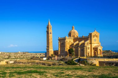 Gozo, Malta - Blessed Virgin Ta Ulusal tapınak Bazilikası ' Pinu bir yaz günü sabahı açık mavi gökyüzü ile erken