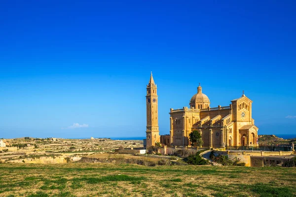Gozo, Malta - La Basílica del Santuario Nacional de la Santísima Virgen de Ta 'Pinu temprano en la mañana con el cielo azul claro en un día de verano — Foto de Stock