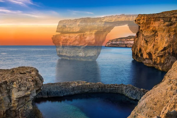 Gozo, Malta - La bella finestra azzurra, un arco naturale e la fam — Foto Stock