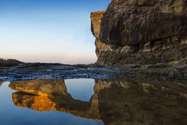 Gozo, Malta - przed i po. Wschód Słońca w piękne Azure Window, naturalny łuk i słynnego landmark na wyspie Gozo, z odbicia. Jest zostały przesunięte na 9 marca 2017 — Zdjęcie stockowe