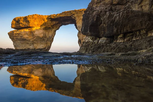 Gozo, Malte - Lever de soleil à la belle fenêtre Azure, un arc naturel et célèbre point de repère sur l'île de Gozo avec réflexion. Il s'est effondré le 9 mars 2017 — Photo