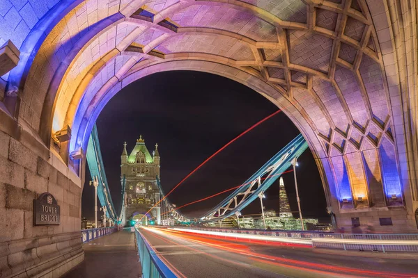 Londýn, Anglie - noční záběr svět slavné barevné Tower Bridge v Londýně s double decker bus světelné stopy a úřady a mrakodrap Shard na pozadí — Stock fotografie
