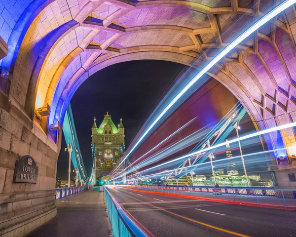 Londýn, Anglie - noční záběr svět slavné barevné Tower Bridge v Londýně s double decker bus světelné stopy a úřady a mrakodrap Shard na pozadí — Stock fotografie