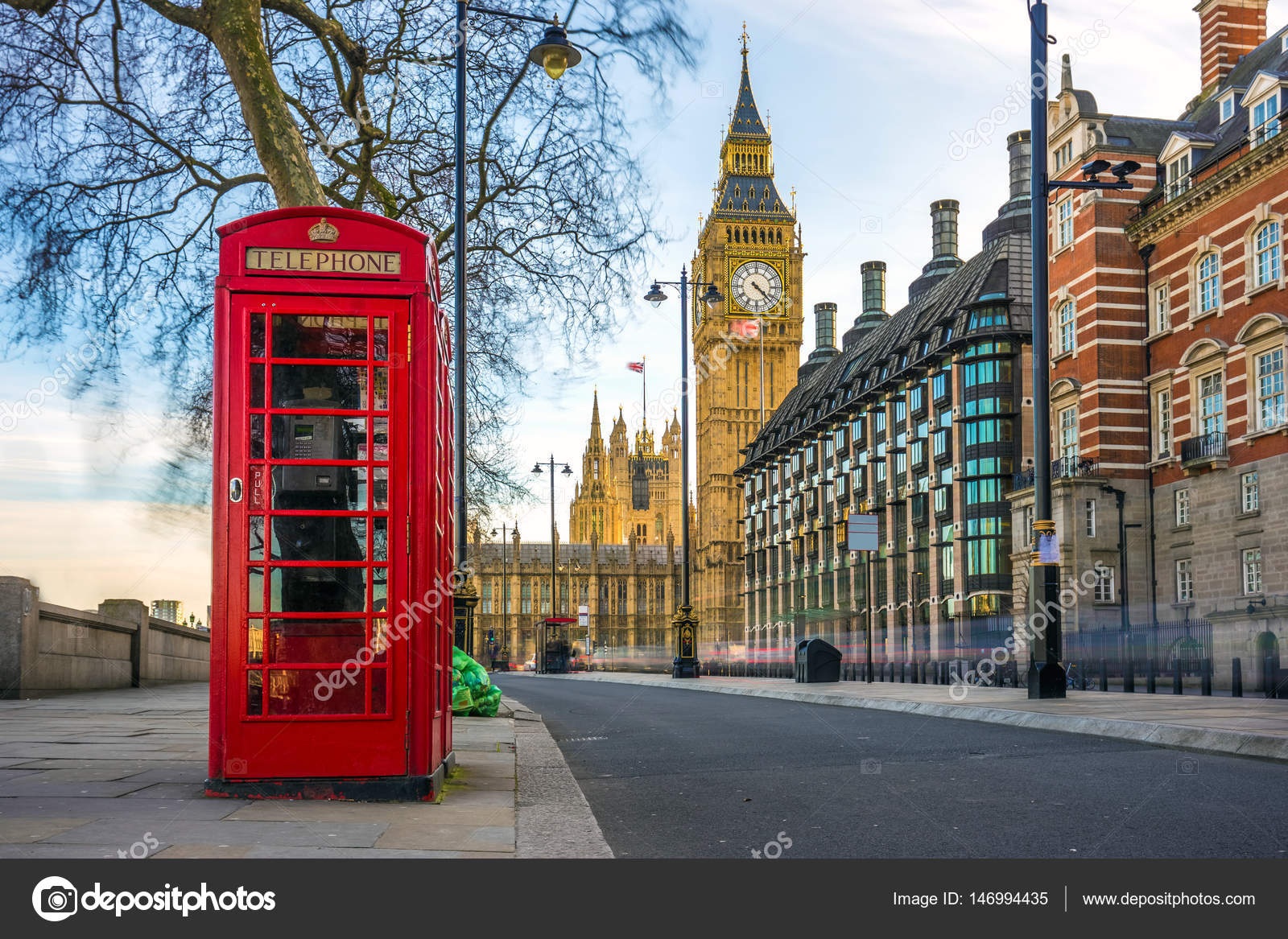 Londres, Inglaterra - El icónico británico viejo teléfono rojo con el