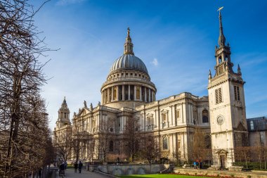 Londra, İngiltere - ünlü St.Paul 's Katedrali, bir Anglikan Katedrali, Londra Bishop mavi gökyüzü ile bir güneşli bahar gününde koltuk