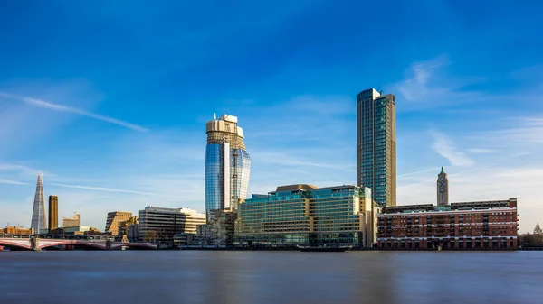 London, England - Wolkenkratzer und moderne Gebäude am Flussufer von London — Stockfoto