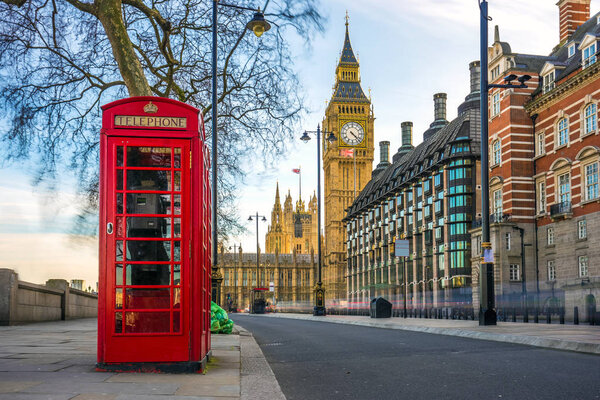 Londres, Inglaterra - El icónico británico viejo teléfono rojo con el Big Ben en el fondo en el centro de Londres — Foto de Stock