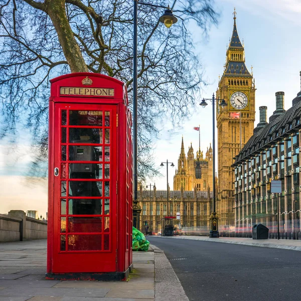 Londres, Inglaterra - A icônica velha cabine telefônica vermelha britânica com o Big Ben ao fundo no centro de Londres — Fotografia de Stock