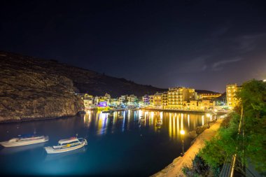 Xlendi, Gozo - güzel havadan görünümü Xlendi Bay üzerinde Restoran, tekneler ve yoğun gece hayatı gece Gozo Adası