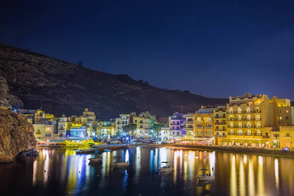 Xlendi, Gozo-아름 다운 공중 전망 Xlendi 베이 레스토랑와 바쁜 밤 밤 Gozo의 섬에 — 스톡 사진