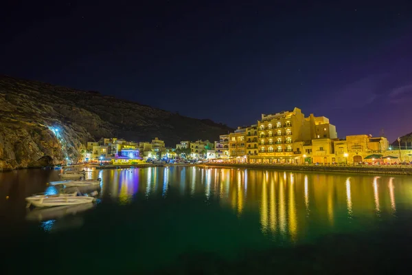 Xlendi, Gozo - piękne ptaka zatokę Xlendi nocą z restauracji, łodzie i zajęty nocne życie na wyspie Gozo — Zdjęcie stockowe