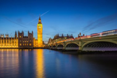 Londra, İngiltere - Big Ben Saat Kulesi ve Parlamento ile ikonik kırmızı Çift katlı otobüs de city of gece