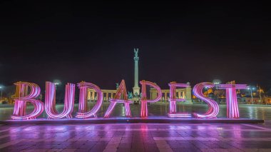 Budapeşte, Macaristan - güzel kahraman Meydanı, Hosok tere veya veya Millennium Anıtı gece. Budapeşte önemli bir cazibe merkezi 36 metre yüksekliğinde Korinth sütun ile bu.