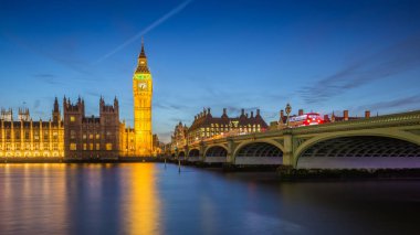 Londra, İngiltere - Big Ben Saat Kulesi ve Parlamento ile ikonik kırmızı Çift katlı otobüs de city of gece