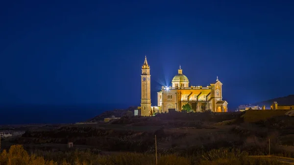 Gozo, Malta - La Basílica del Santuario Nacional de la Santísima Virgen de Ta 'Pinu en la noche con el cielo estrellado claro en una noche de verano — Foto de Stock