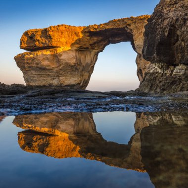 Gozo, Malta - Sunriseat güzel Azure pencere doğal bir ar