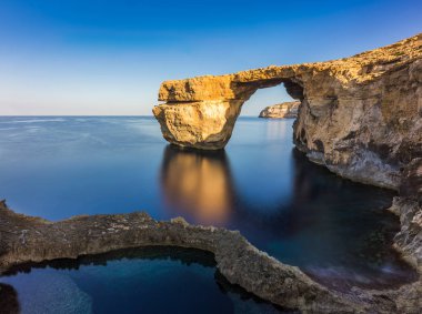 Gozo, Malta - Sunriseat güzel Azure pencere doğal bir ar