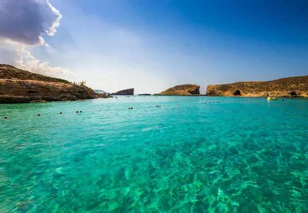 Comino, Malta - El hermoso agua de mar azul en la Laguna Azul en la isla de Comino en un brillante día soleado de verano — Foto de Stock