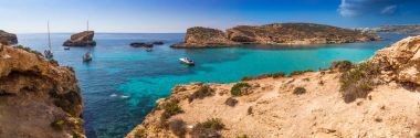 Comino'daki, Malta - turkuaz ile güzel Blue Lagoon berrak deniz suyu, yatlar ve dalış turistler arka plan, Gozo Adası ile bir güneşli yaz gününde