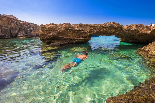 Blue Lagoon, Malta - Blue Lagoon Adası Comino mavi gökyüzü ile bir parlak güneşli yaz gününde üzerinde mağaraları, Snorkeling turizm