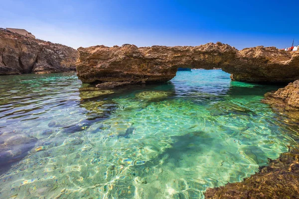 Kék lagúna, Málta - a boltív, a Blue Lagoon a sziget Comino, a kék égen ragyogó napsütéses nyári nap — Stock Fotó